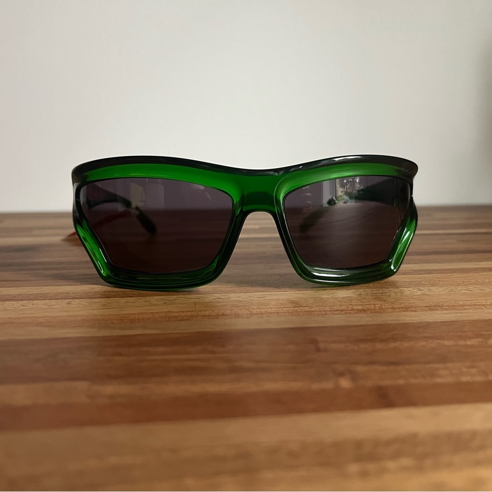 NWT Loewe Arch Mask LW40143U Green Wrap Sunglasses with Dark Lenses - Picture 6 of 13